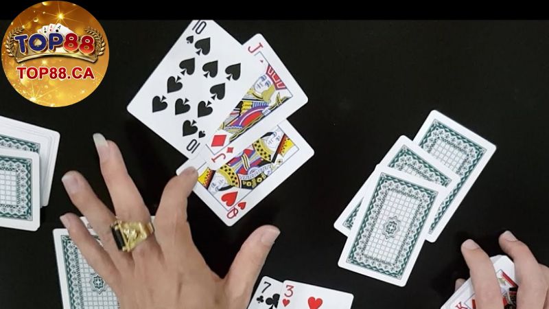 Liêng là gì? Tìm hiểu khái niệm, ý nghĩa và cách chơi liêng